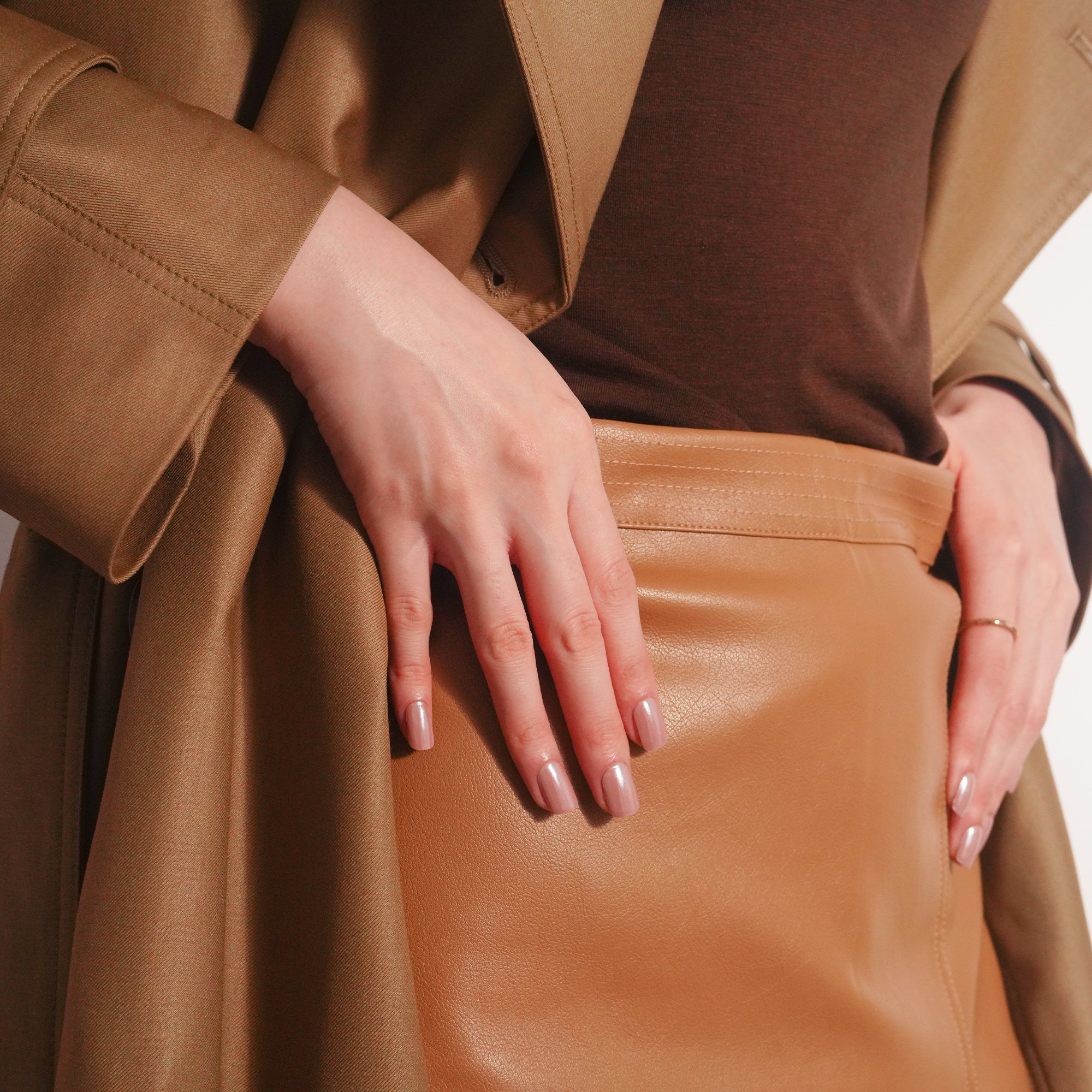 Warm Elegance with a Modern Glow Gel Nail Strips | Sepia Shine-2830